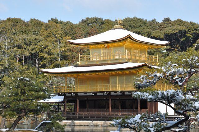 雪化粧した京都金閣寺