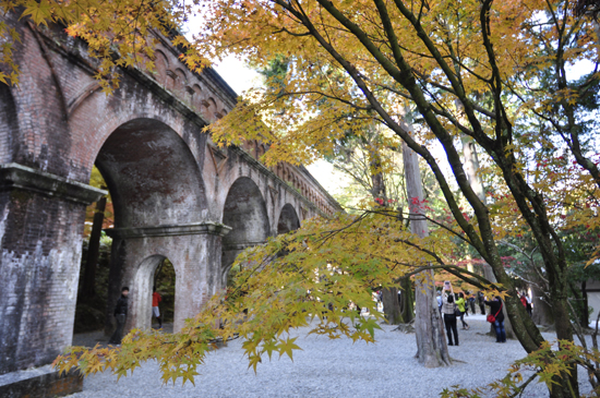 紅葉と南禅寺水路閣